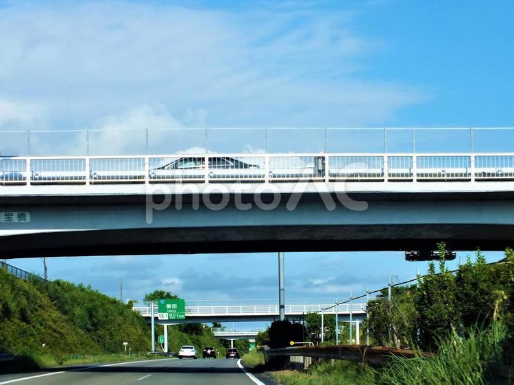 跨道橋を走る車と立体交差通行 跨道橋,箸,立体交差の写真素材