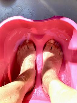 猛暑対策!脚を冷やす 猛暑対策!脚を冷やす 足湯,脚,キラキラの写真素材