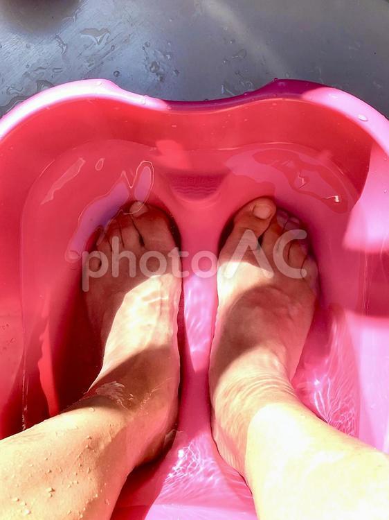 猛暑対策！脚を冷やす 足湯,脚,キラキラの写真素材