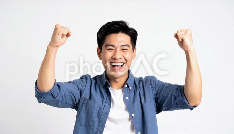 ガッツポーズで笑顔の若いアジア人男性 人物,笑顔,笑うの写真素材