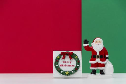 プレゼント袋を持つサンタとクリスマス飾り クリスマス,サンタクロース,リースの写真素材