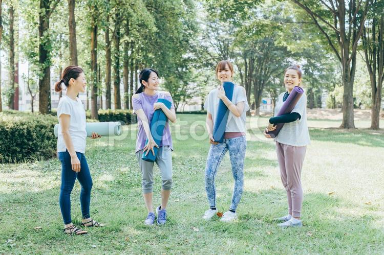 外ヨガ・森林浴・ヨガ教室をする女性たち ヨガ,外ヨガ,運動の写真素材