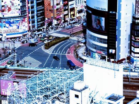 都会の交差点と賑わう街並み 都会の交差点と賑わう街並み 都市,街並み,交差点の写真素材