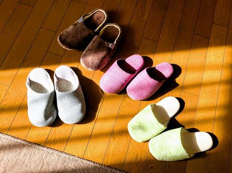 日の当たる部屋に4足のスリッパ スリッパ,部屋,リビングの写真素材