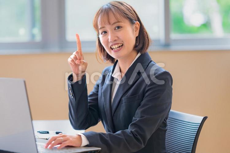 爽やかな笑顔の若いビジネスウーマン 会社,オフィス,パソコンの写真素材