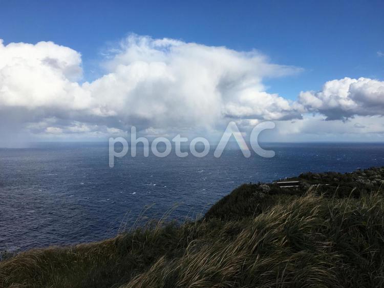 虹が映える青ヶ島の海 虹,海,雲の写真素材