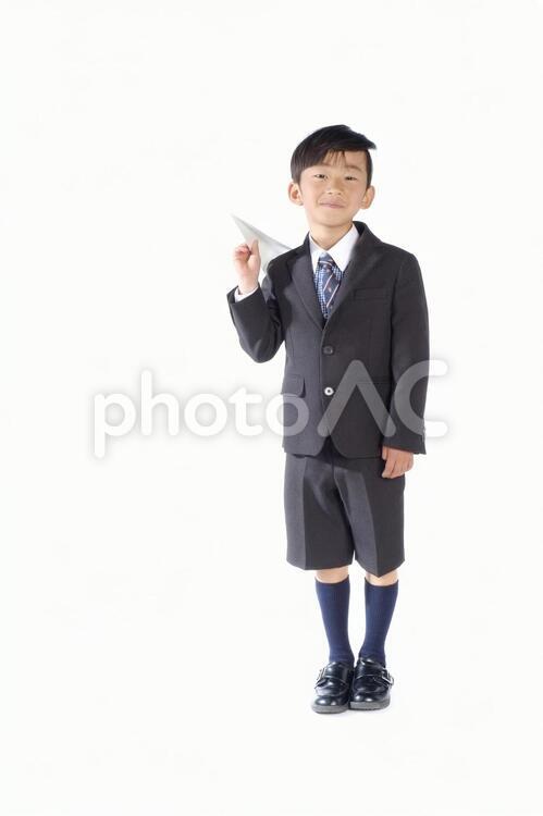 紙飛行機を持った男の子 小学生,男の子,人物の写真素材