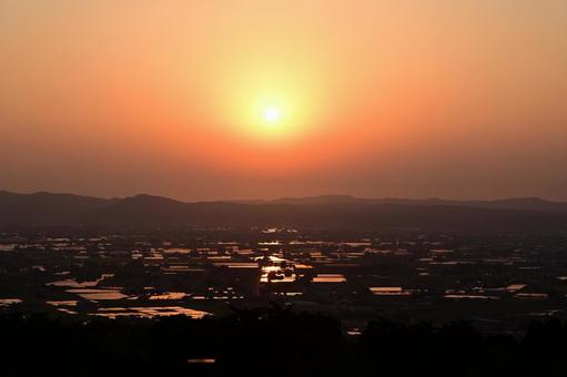 水鏡と夕日の写真
