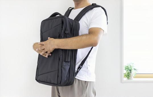 ビジネスリュックを前掛けする男性(顔無し ビジネスリュックを前掛けする男性(顔無しの写真