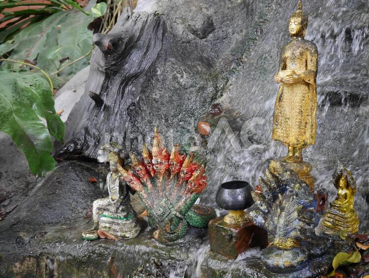 タイの自然に溶け込んでいる仏像 アジア,タイ,仏像の写真素材