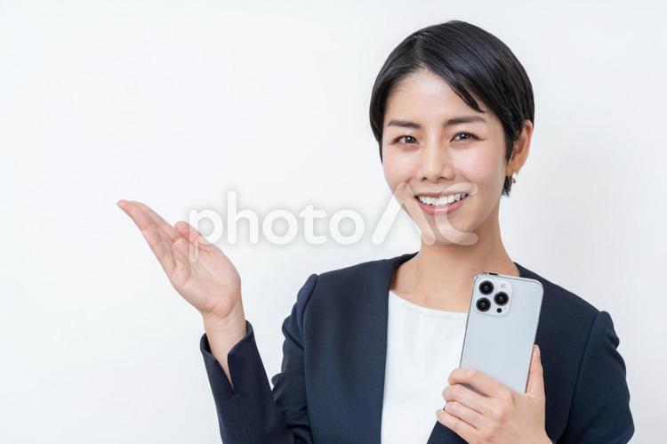 提案するビジネスパーソンの女性。 提案,スマホ,スマートフォンの写真素材