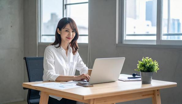 オフィスの若い日本人女性エンジニア オフィスの若い日本人女性エンジニアの写真