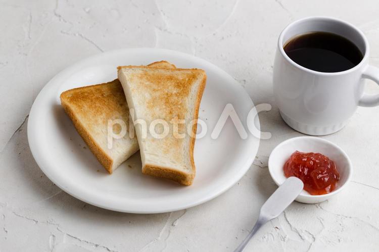 トースト・コーヒー・いちごジャム（横位置） トースト,パン,食パンの写真素材