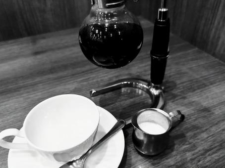 カフェ時間のモノクロバージョン サイフォンコーヒー,サイフォン,珈琲の写真素材