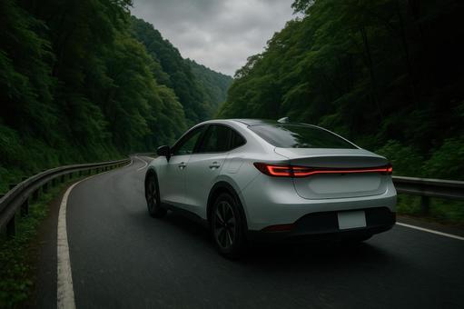 山道を走るEV 山道を走るEVの写真