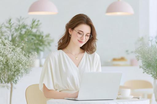 カフェでノートPCを使用して仕事中 カフェでノートPCを使用して仕事中の写真