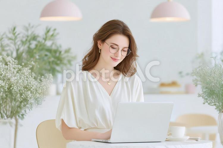 カフェでノートPCを使用して仕事中 カフェ,ノートパソコン,ノートpcの写真素材