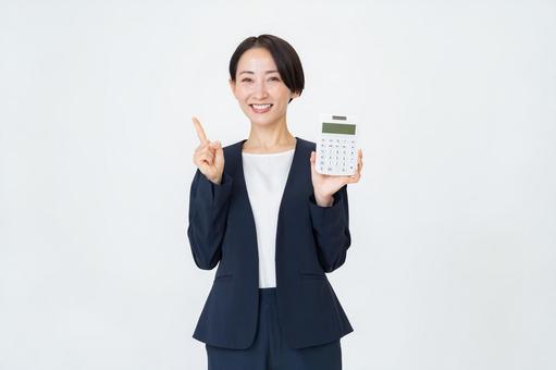 電卓を持つ女性 ビジネス,電卓,お金の写真素材