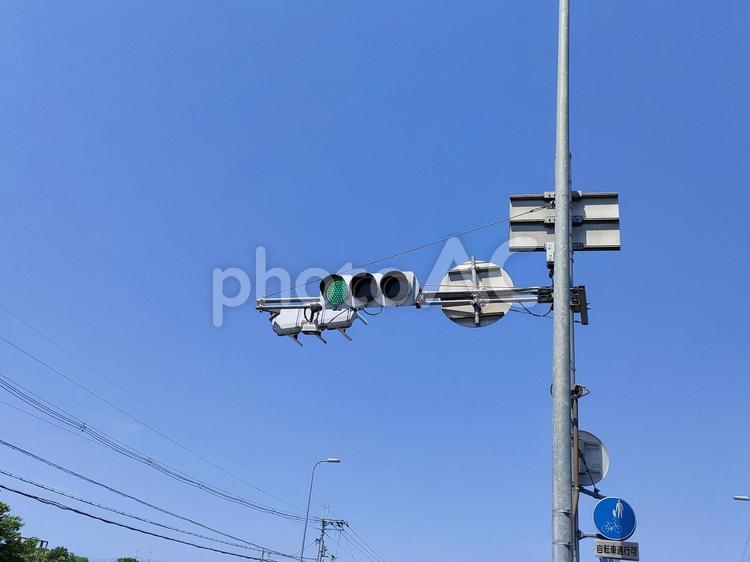 青空と青信号 青信号,進め,電線の写真素材