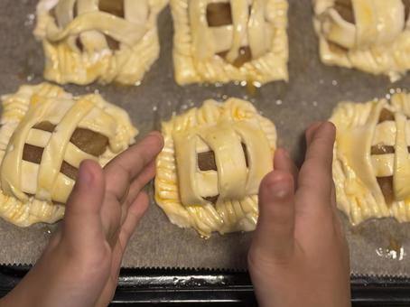 子どもの手作り パイ,アップルパイ,お手伝いの写真素材