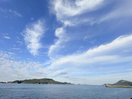海と空がつながる水平線の風景 海,青空,雲の写真素材