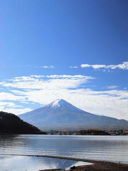 河口湖畔から眺める11月の富士山 富士山,紅葉,秋の写真素材