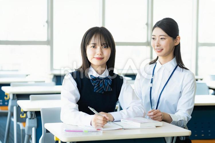 勉強する女子学生と先生 高校生,授業,笑顔の写真素材