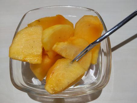 カットした種なし柿 和歌山県産,1個,橙色の写真素材