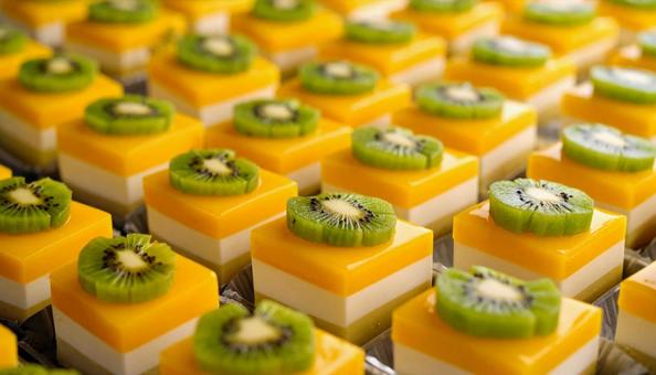 南国の風を感じるケーキの整列 南国の風を感じるケーキの整列の写真