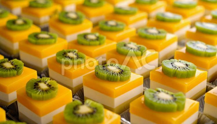 南国の風を感じるケーキの整列 マンゴー,キウイ,ケーキの写真素材