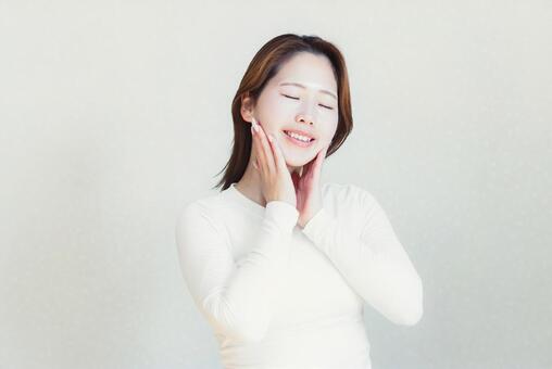 肌の手入れをする女性　美容　スキンケア 美容,クリニック,美容外科の写真素材