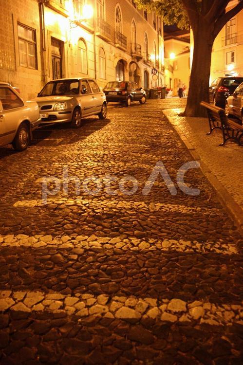 ポルトガル リスボンのアルファマ地区の夜の風景 ポルトガル,リスボン,アルファマの写真素材