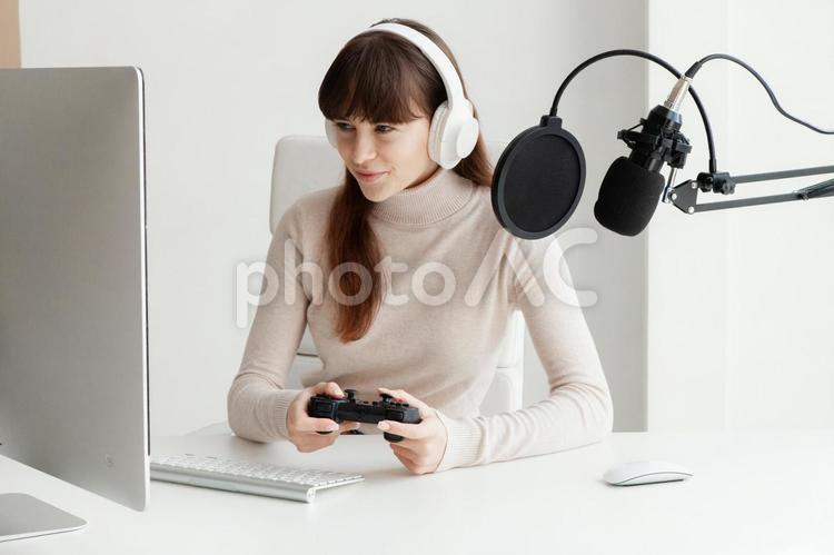 画面を見てゲームをする女性 女性,人物,若者の写真素材