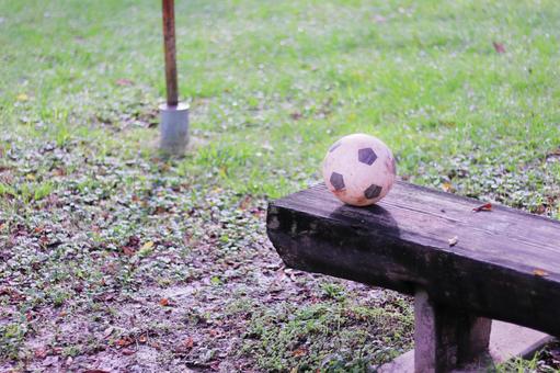 公園のベンチに置かれたサッカーボール 公園のベンチに置かれたサッカーボール サッカーボール,公園,屋外の写真素材