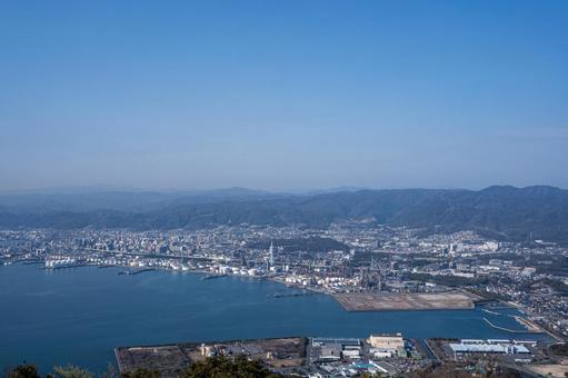 太華山から望む周南工業地帯と市街地の昼景 太華山から望む周南工業地帯と市街地の昼景 周南工業地帯,山口県,周南市の写真素材