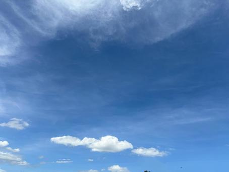 青い空と小さな白い雲 青い空と小さな白い雲の写真