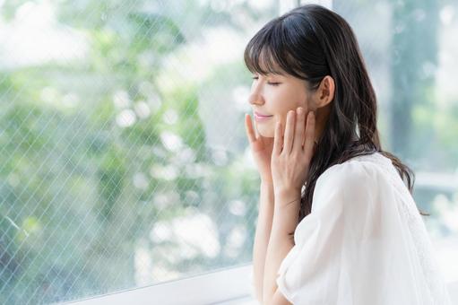 リビングでスキンケアをするミドルの女性 ビューティー,スキンケア,女性の写真素材