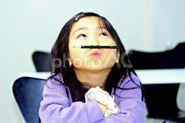 人物　子供　女　学生　勉強 物,子供,女の子の写真素材