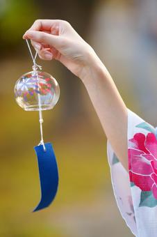 浴衣姿の女性が風鈴を手に持つ 風鈴,持つ,浴衣の写真素材