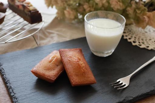 フィナンシェ フィナンシェ 焼き菓子,グラス,ミルクの写真素材