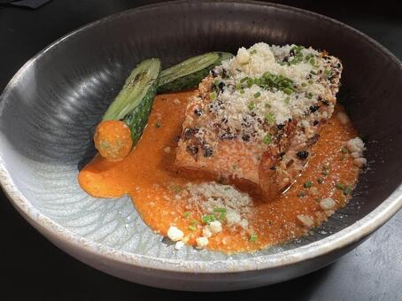 赤いソースのサーモン料理 サーモン,魚料理,グリルの写真素材