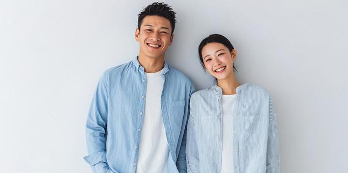 白い壁の前の明るい男女 白い壁の前の明るい男女の写真