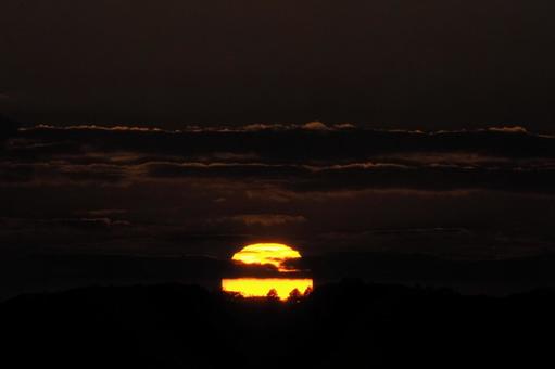 神社の上に沈む夕日の写真