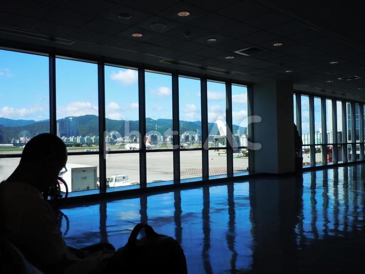 台湾  台北松山空港 飛行機を眺める待合所 台湾,台北松山空港,待合所の写真素材