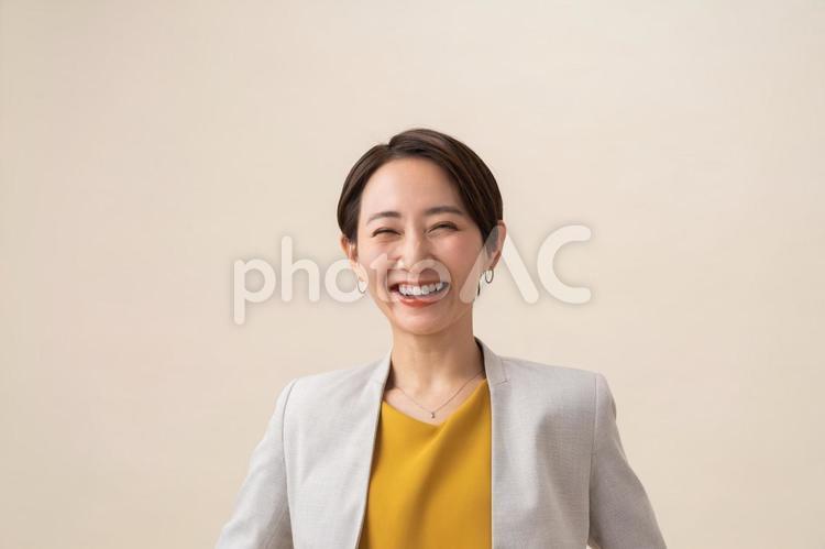 ジャケットを着たショートヘアーの女性 ビジネス,ビジネスウーマン,システムエンジニアの写真素材