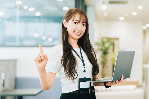 パソコンを持つ女性・ビジネスウーマン パソコンを持つ女性・ビジネスウーマン 女性,パソコン,笑顔の写真素材