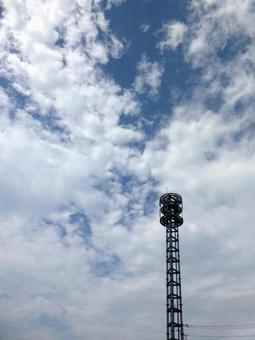 7月の空と電波塔 7月の空と電波塔の写真