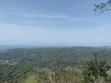 緑の山並みと海が続く雄大な風景 緑の山並みと海が続く雄大な風景の写真