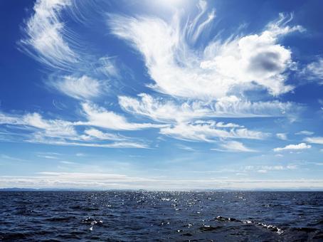 海から望む青い空と白い雲 海,空,雲の写真素材