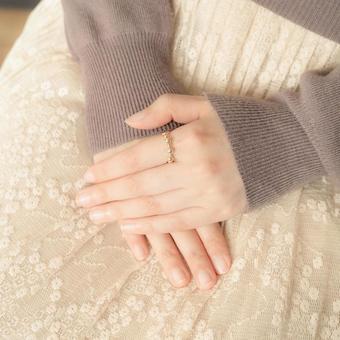 優しい雰囲気の手元とパールリング 優しい雰囲気の手元とパールリング 手,女性,手元の写真素材